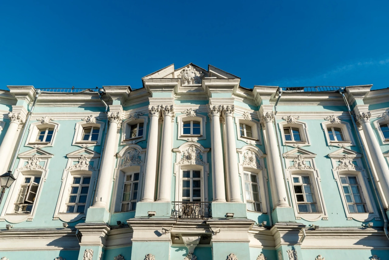 Фасад исторического особняка в центре Москвы