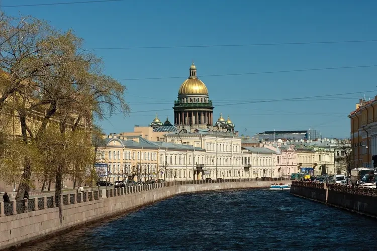 Исаакиевский собор и набережная канала в центре Санкт-Петербурга
