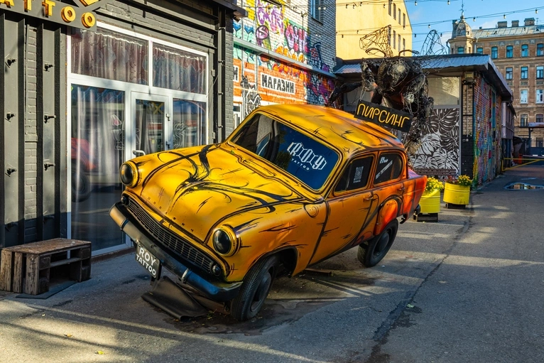 Уличная арт-инсталляция в виде жёлтого автомобиля
