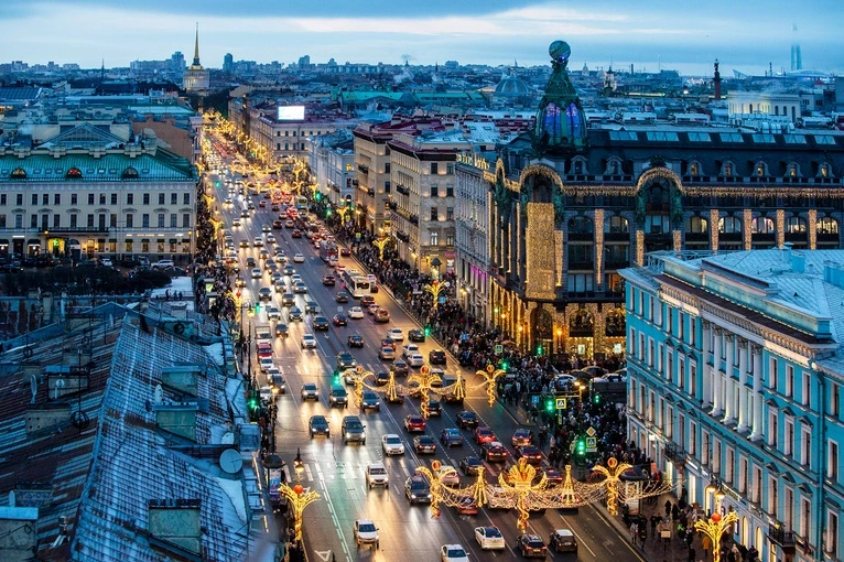 Невский проспект с высоты в вечернее время