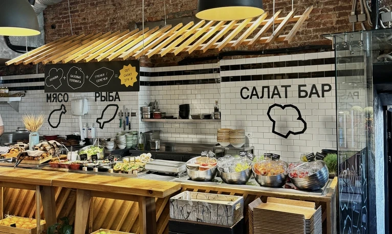 Зона салат-бара в гастрономическом пространстве