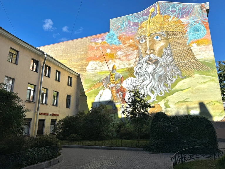 Уличная роспись на фасаде дома в Санкт-Петербурге