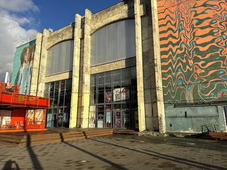 Фасад культурного пространства в бывшем промышленном здании