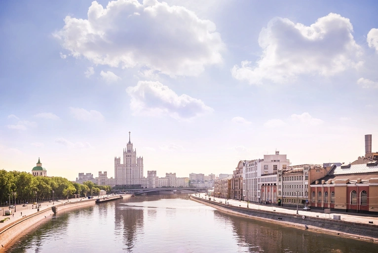 Москва-река и городская набережная