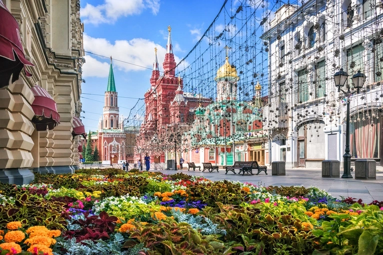 Никольская улица в Москве с цветочными клумбами
