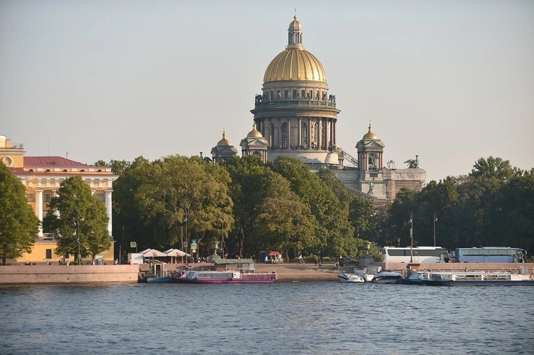 Исаакиевский собор с набережной Невы