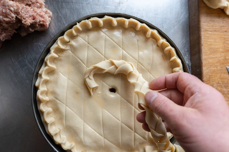 Украшение пирога фигурками из теста