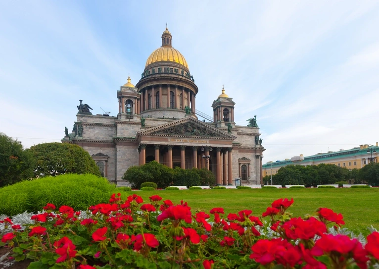 Исаакиевский собор и цветочные клумбы