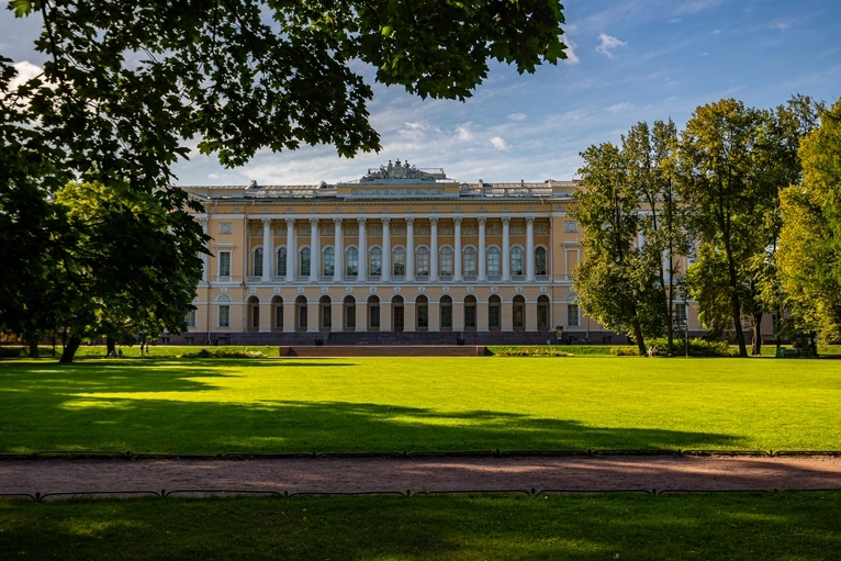 Михайловский дворец в центре Санкт-Петербурга