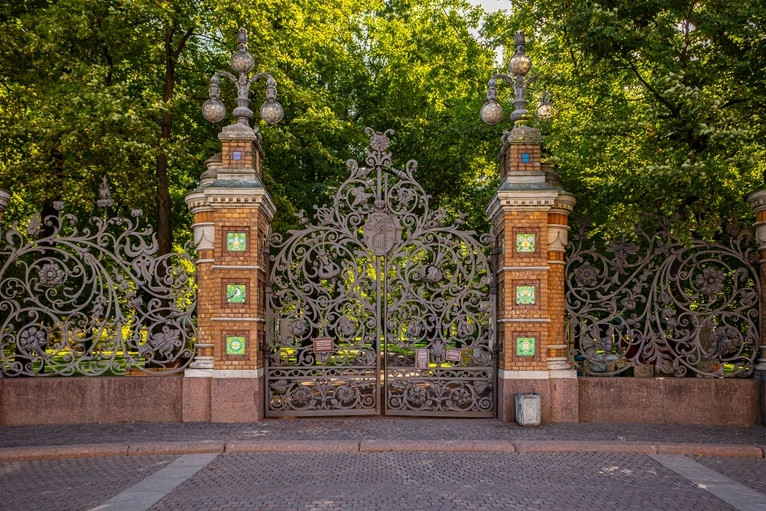 Декоративные ворота городского парка