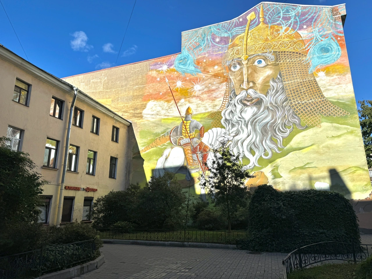 Уличная роспись на фасаде дома в Санкт-Петербурге