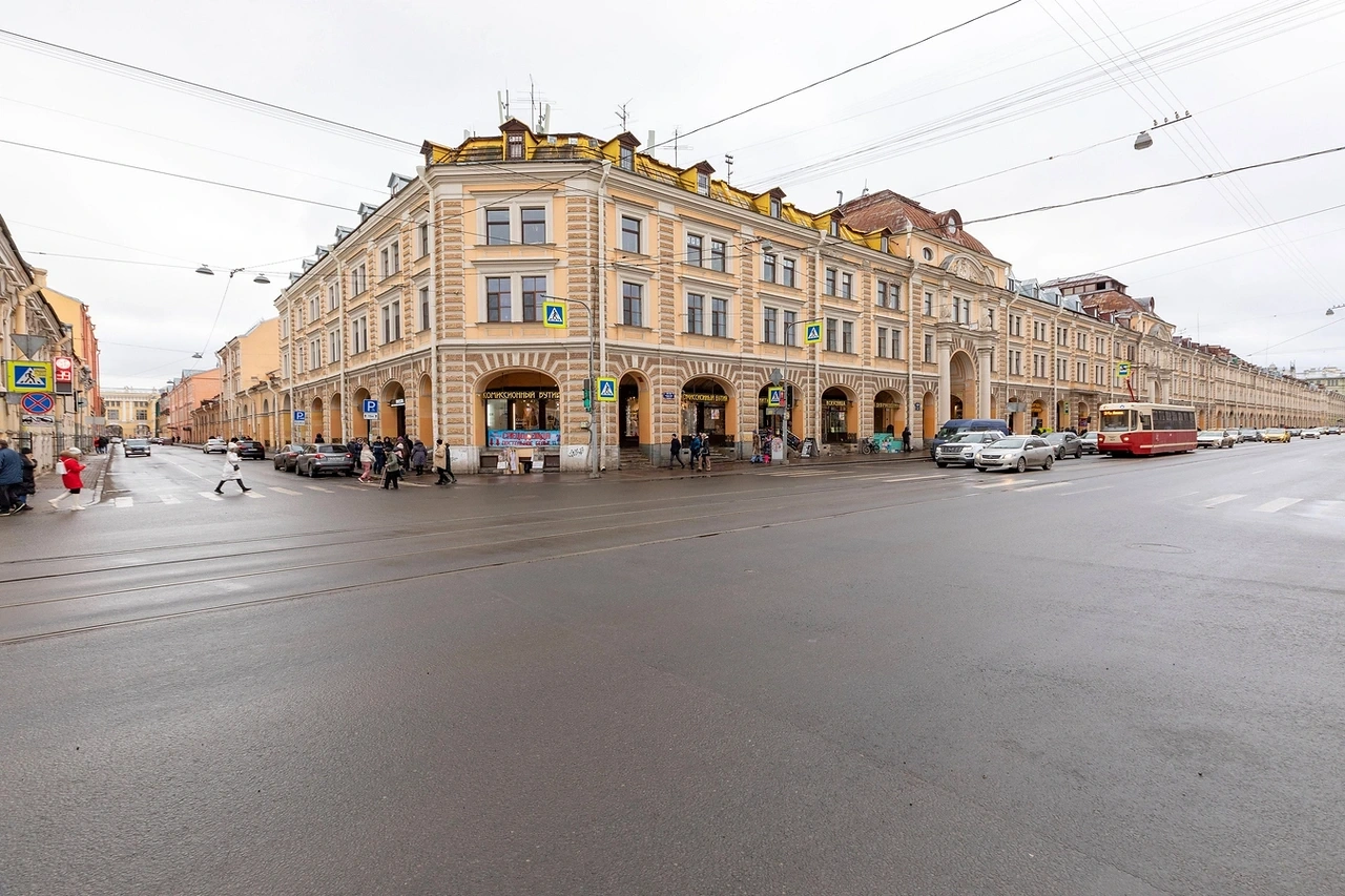 Фасад здания Port Comfort у Гостиного двора