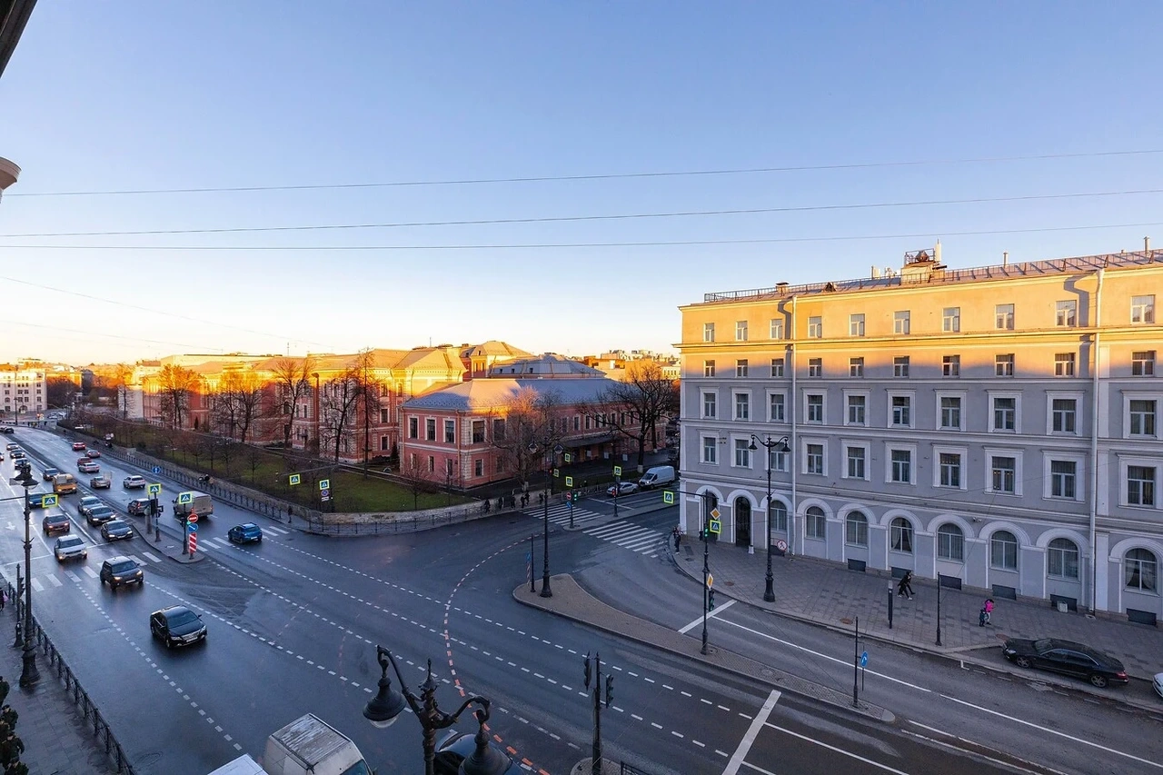 Вид из окна Port Comfort на площадь и городские улицы