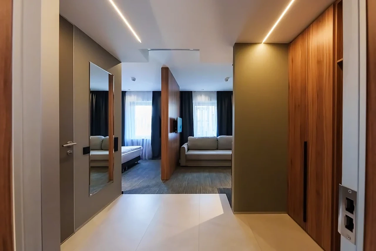 Коридор между номерами в Port Comfort на Манежной