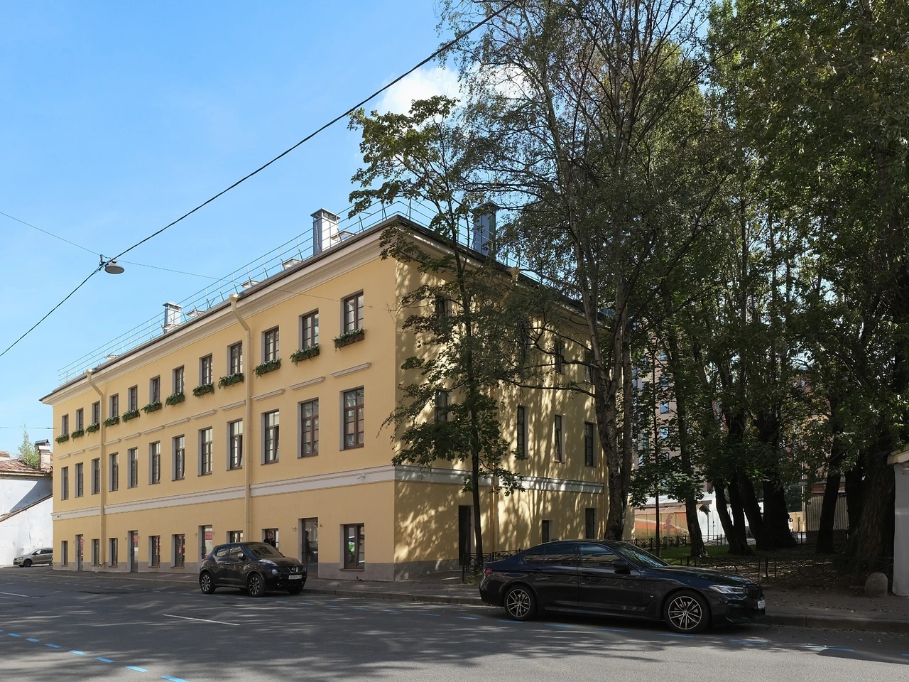 Фасад здания Port Comfort на улице Марата