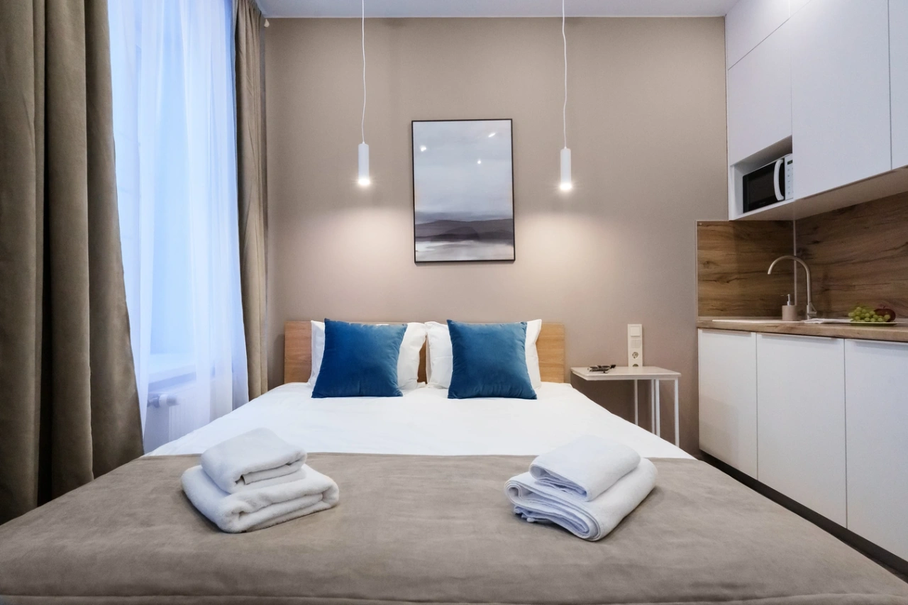Номер с двуспальной кроватью и кухонной зоной в Port Comfort у Мариинского театра