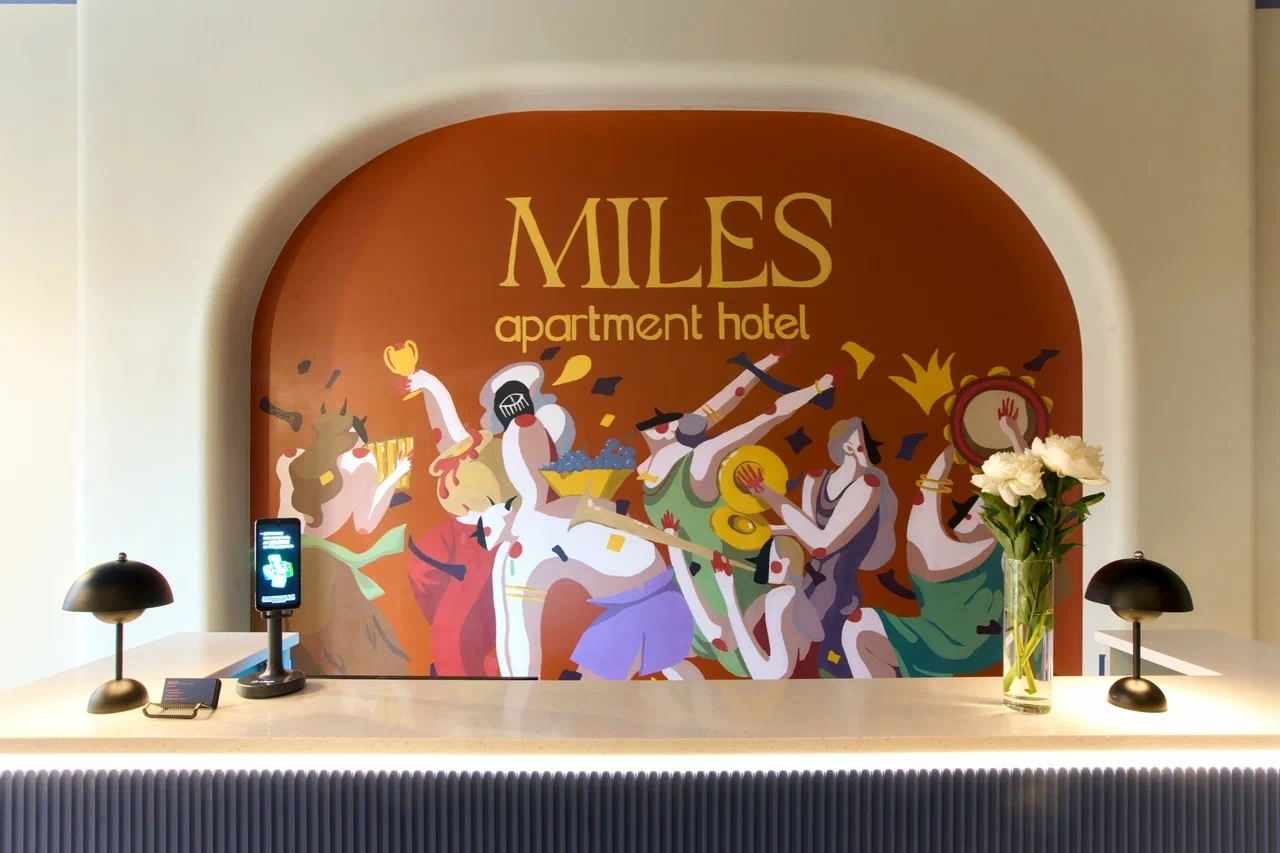 Ресепшен Miles by Port Comfort с фирменным оформлением