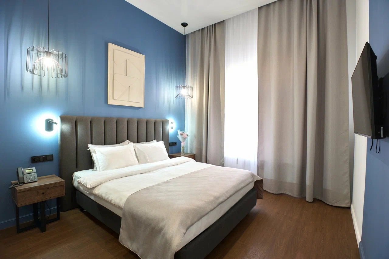 Двуспальная кровать в номере Miles by Port Comfort